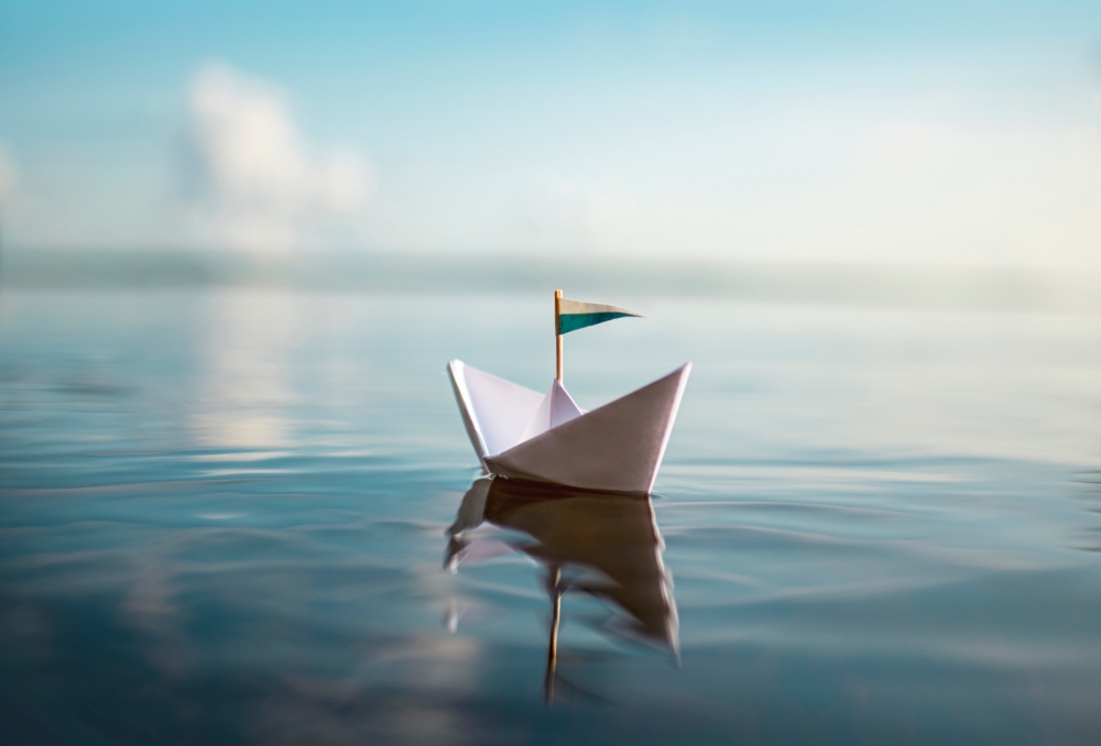 Papierboot auf ruhiger See